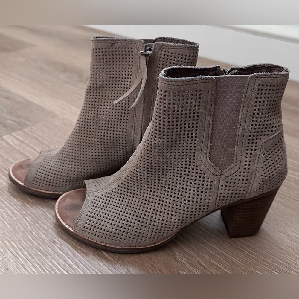 Toms|Majorca Perforated Open‎ Toe Heels|Tan Suede|Stacked Heel|Sz 7.5